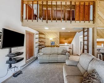 Cozy condo with deck, pools & hot tubs - great location near Shaver Lake - Shaver Lake - Wohnzimmer