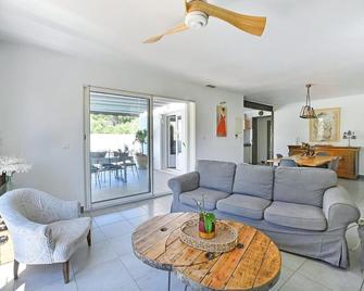 3 Bedroom Beautiful Home In Remoulins - Remoulins - Huiskamer