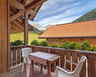 Farmhouse 'Inneroswalderhof Apartment 1' with Mountain View, Shared Garden and Wi-Fi - Anterselva di Mezzo - Balcon