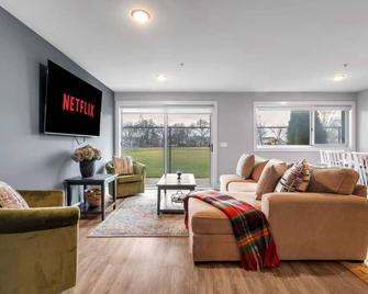 Pristine Birmingham Retreat - Birmingham - Living room
