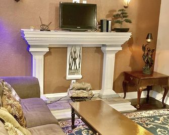 2 Bed/1Bath Duplex house 1st floor, 6 min. Med Ctr, 7min Downtown KC. - Kansas City - Huiskamer