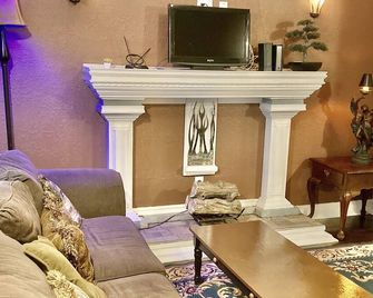 2 Bed/1Bath Duplex house 1st floor, 6 min. Med Ctr, 7min Downtown KC. - קנזס סיטי - סלון