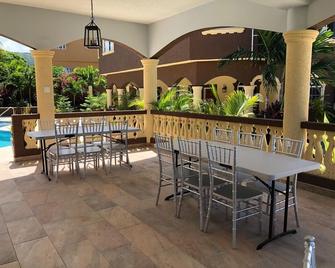 Pavillion View Two Bedroom Apartment with En-Suite, Kitchen and Living Room - Runaway Bay - Restaurante