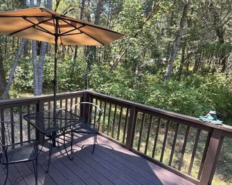 Tranquil Studio Amongst the Pines Near Redwood Highway - Pet Friendly! - Grants Pass - Balkon