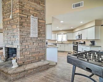 3 Mi to Lake Havasu Family Home with Game Room - Lake Havasu City - Kitchen