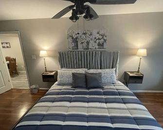 Comfy Country Home W/ 3 King Beds! - Hazel Green - Bedroom