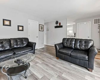 The Cozy and Quaint Duplex in Point - Stevens Point - Living room