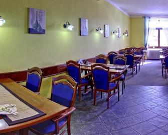 Restaurace a Penzion Praha - Dolní Dunajovice - Restaurante