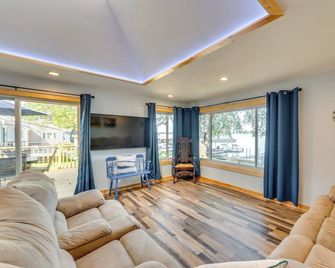 Waterfront Lodi Vacation Rental on Lake Wisconsin! - Lodi - Living room