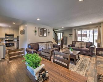 Quiet Lake Arrowhead Retreat w/ Large Deck! - Lake Arrowhead - Sala de estar