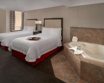 Hampton Inn & Suites Milwaukee-Downtown - מילווקי - חדר שינה