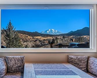 Hot Tub - Amazing Views - Family & Group Friendly - Private Getaway - Glenwood Springs - Balcony