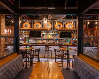 Premier Inn Dubai International Airport - Dubai - Bar