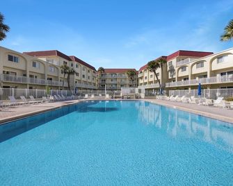 Island Escape! Renovated Beachfront condo! Steps from the beach & pool- ST 115 - Saint Augustine - Piscine