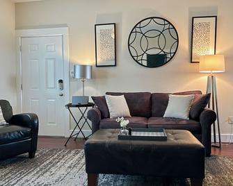 Midtown Apt - 2Bed/2Bath - Private Hot tub and Patio - Close to Pearl and Dtwn - San Antonio - Living room