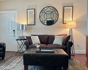 Midtown Apt - 2Bed/2Bath - Private Hot tub and Patio - Close to Pearl and Dtwn - San Antonio - Living room