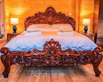 Owl Lodge With Hot Tub and Massage Treatments - Gainsborough - Bedroom