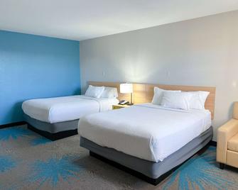 Days Inn & Suites by Wyndham Santa Rosa - Santa Rosa - Bedroom