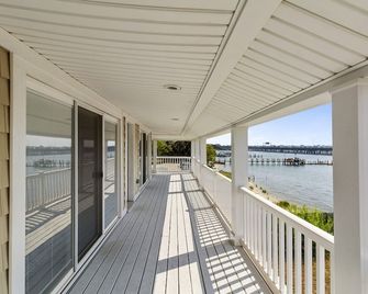 Water Front Delight On The Bay 3 Bedroom Home by RedAwning - Norfolk - Balcón