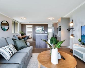 Horton Apartments - Maroochydore - Living room