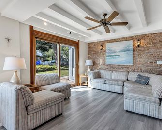 Lakeside Haven - New Deck, Pier & Guest House - Random Lake - Living room