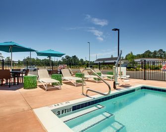 Hampton Inn & Suites Southport - Southport - Piscina