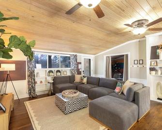 'The Retreat' w/ Pool + Hot Tub + Game Room + King Suite - Belmont - Sala de estar