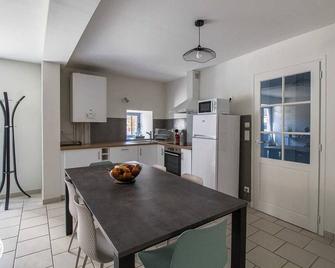Gite de la rue du château - tout inclus - Pontgibaud - Cuisine