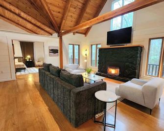 Private Fun Barn~Hot Tub~Pool Table~Karaoke - Circleville - Huiskamer