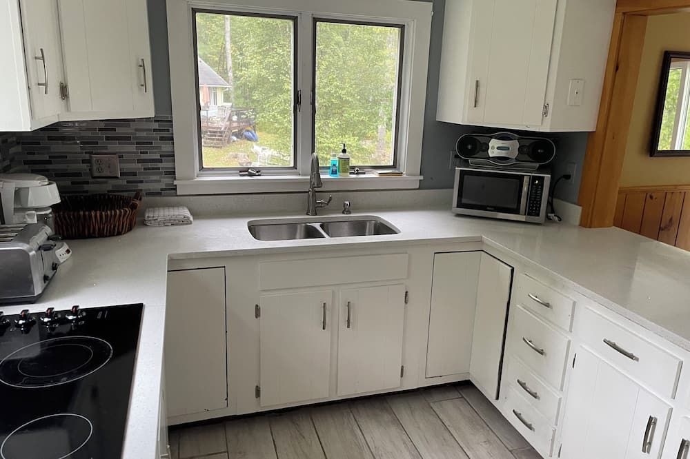 Charming 3 bedroom lake house on Damariscotta Lake.