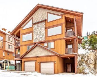 Trapper's Lodge - 4 Bd w Great View, Private Hot Tub - Big White - Edificio
