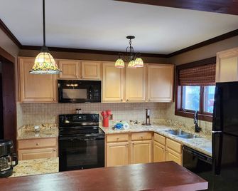Eagle's Nest at Adirondack Lodge- 3 BR Cabin -8 mins to Lake George Village! - Lake George - Kitchen
