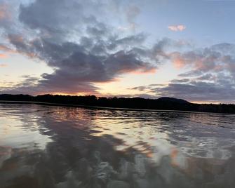 Lakefront Tillery Getaway- Pontoon Boat for Rent and Pet Friendly - Troy - Beach