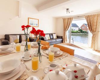 Self Catering 2 Bedroom Kingfisher Lure In Wroxham, Norfolk, Norfolk Broads, Eng - Wroxham - Dining room