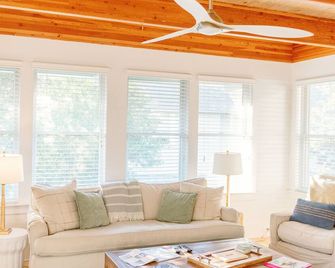 Cozy cottage nestled in forest on BHI. Close to east beach and located in tranquil Sumners Crescent - Bald Head Island - Living room