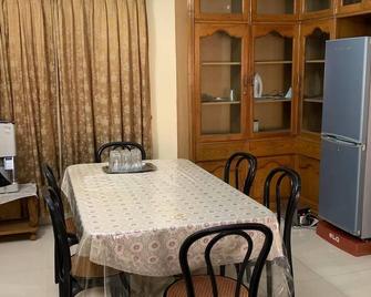 3-bed/3 full W/R Penthhouse near GEC circle Chittagong with WiFi, AC,washing/m, - Chittagong - Dining room