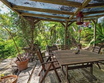 PARADISO on Dangar island. Peak of the Hill. Resort treetop style vibes - Dangar Island - Patio