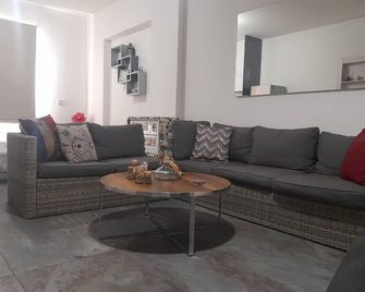 Inviting 1-Bed Apartment in Dbayeh - Dbayeh - Living room