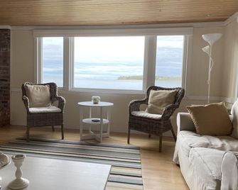 Waterfront Home, with private beach, directly on Shinnecock Bay - Hampton Bays - Wohnzimmer