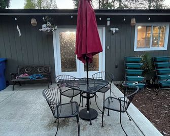 Quiet and spacious 4-bedroom 3-Bathroom house in Kelso, just minutes off I-5 - Kelso - Патіо