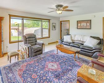 Wfh-Friendly Columbiana Vacation Rental With Deck! - Columbiana - Living room