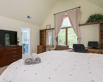 Pine Hollow A Thoughtful Poconos Retreat - Pocono Pines