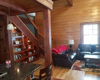 Almost New! Hiker's Cabin In West Glacier - West Glacier - Living room