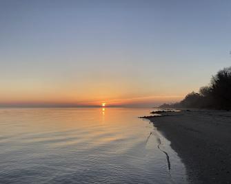 Charming Cottage by the Chesapeake Bay - 1 block walk from private Calvert beach - Saint Leonard - Beach