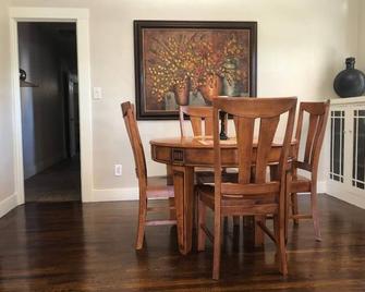 Cozy Spanish Bungalow bordering Land Park and Downtown - Sacramento - Comedor