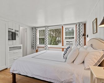 The Seagrove Suites & Guest Rooms - Eastham - Bedroom