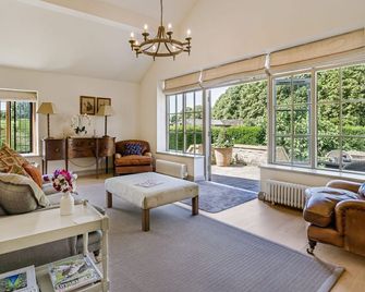 Grindstone Mill - sleeps 12 guests in 6 bedrooms - Wotton-under-Edge - Sala de estar