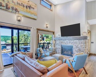 Hillside Lodge of the Black Hills - Sturgis - Living room