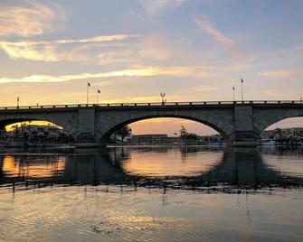 Walk to Lake, Dining and Shops Lake Havasu Condo - Lake Havasu City