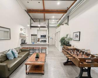 2 Bed Dtsa Loft With Gym - Ac - 65\'4k Tv - 6 Miles To Disney - Santa Ana - Sala de estar